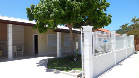 Excellent house with 04 bedrooms (02 suites), 250m from the beach