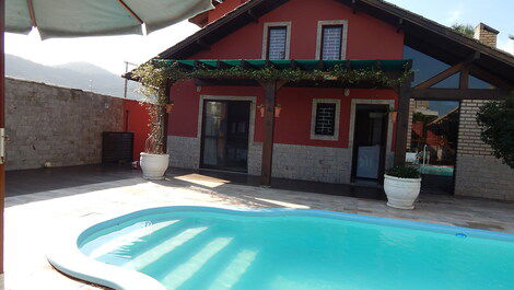 CASA COM PISCINA NA PRAIA DOS INGLESES