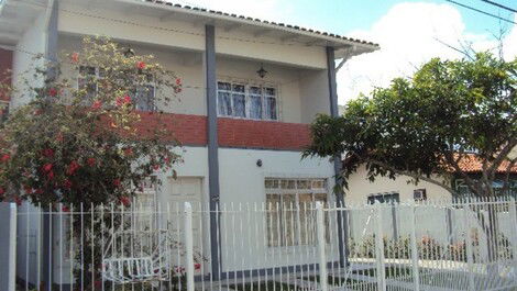 Casa com quatro dormitórios para temporada,no centro de Canasvieiras