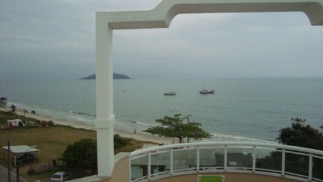 Penthouse with pool facing the sea in Canasvieiras.