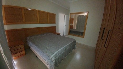 Dois dormitórios com ar condicionado no centro de Meia Praia Itapema