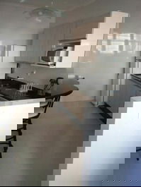 2 dormitórios, sendo 1 suíte com ar, na quadra mar