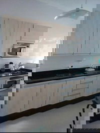 2 dormitórios, sendo 1 suíte com ar, na quadra mar