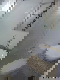 2 dormitórios, sendo 1 suíte com ar, na quadra mar