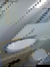2 dormitórios, sendo 1 suíte com ar, na quadra mar