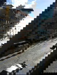 2 dormitórios, sendo 1 suíte com ar, na quadra mar