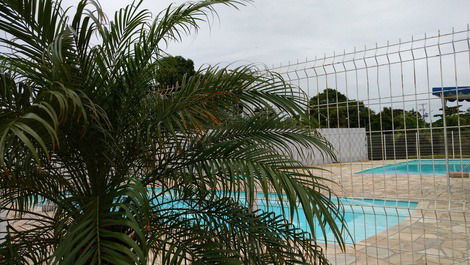 Condomínio fechado com piscinas, churrasqueira canchas poliesportivas.