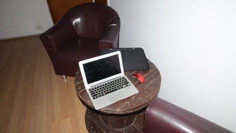 Espaço para laptop com rede Wi-Fi de de banda larga a fibra de 35 Mbps em sala compartilhada ampla,