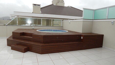 COVERAGE WITH SWIMMING POOL IN FRONT OF THE SEA