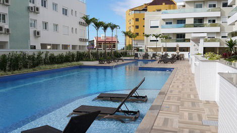 COVERAGE WITH SWIMMING POOL IN FRONT OF THE SEA