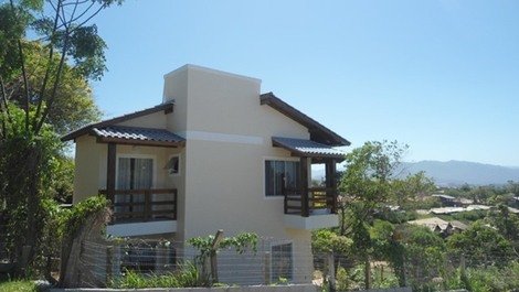 Casa privativa no centrinho da Praia do Rosa,500 metros do mar!