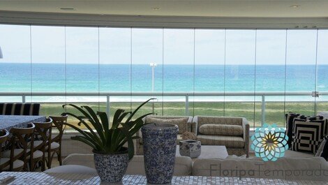Apartamento de lujo con vista panorámica del mar, en la Playa Brava!