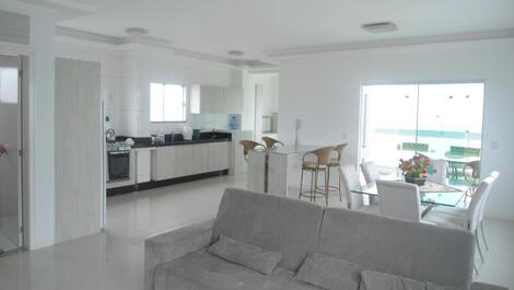 Apartamento con 02 suites de paseo con vistas panorámicas.
