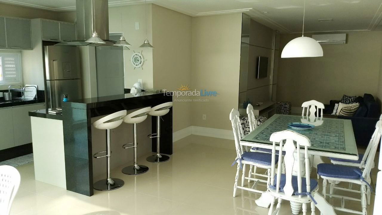 Apartamento para aluguel de temporada em Itapema (Meia Praia)