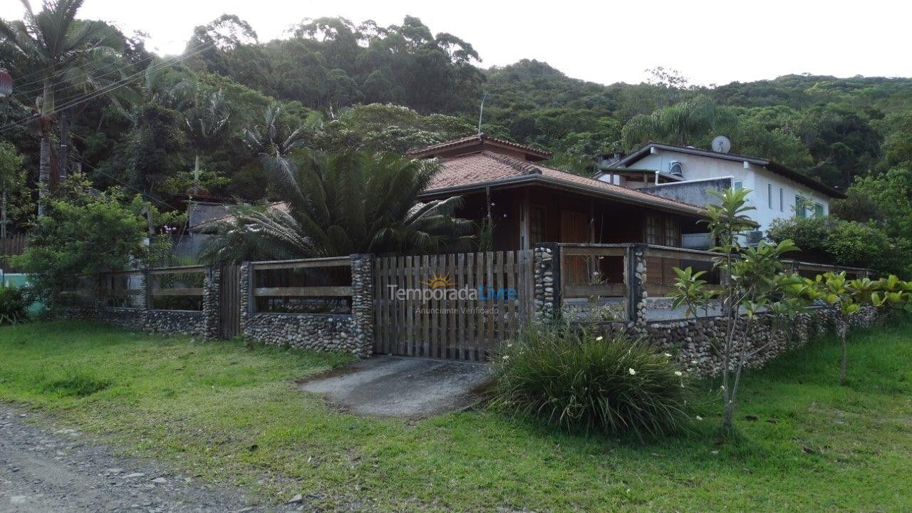 Casa para aluguel de temporada em Bombinhas (Praia de Zimbros)