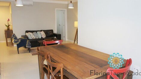 3 bedroom condominium 1 block from the sea!