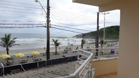 ÓTIMO APARTAMENTO FRENTE MAR NA PRAINHA, WI-FI, AC, CHURRASQUEIRA