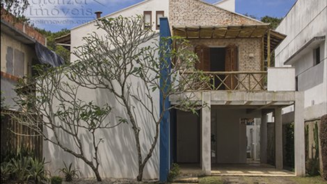 Bela casa, 5 dorms á 2 quadras da praia em Riviera de São Lourenço.