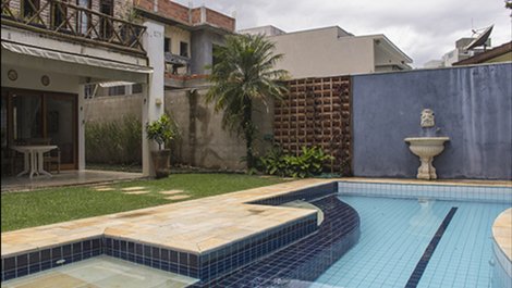 Bela casa, 5 dorms á 2 quadras da praia em Riviera de São Lourenço.