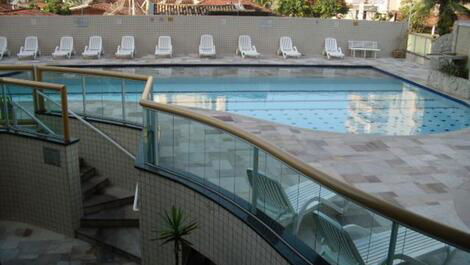 You can use the swimming pool and leisure. Luxury standard building.