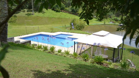 PISCINA COM ÁREA PARA CRIANÇA