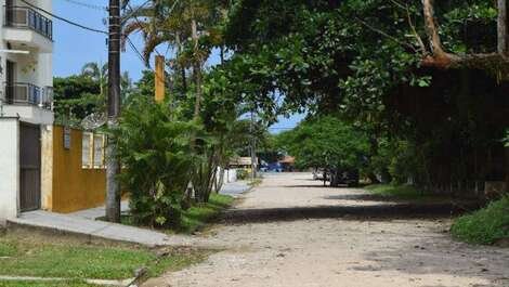 Excelente casa a sólo 80 mts de la playa de Maranduba, hasta 32 personas.