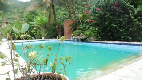 Casa com piscina em Cambury
