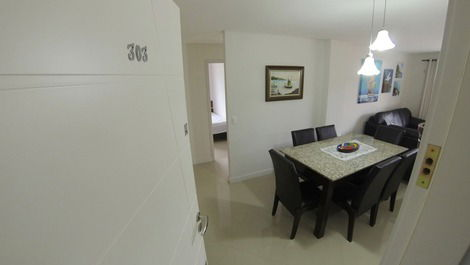 Ed. Mônaco - Apartamento com 03 dormitórios á 150 m da praia de Bombas
