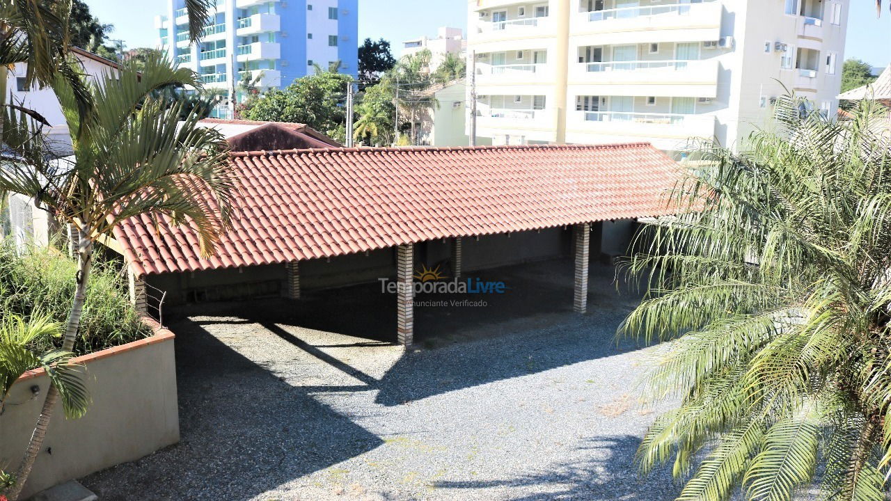 Casa para aluguel de temporada em Bombinhas (Praia de Bombas)