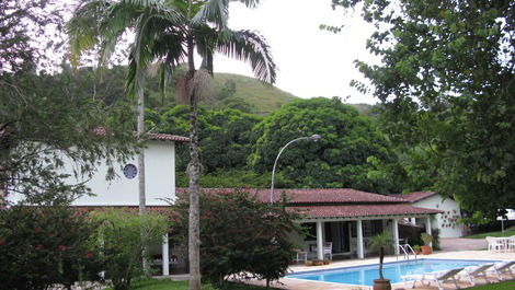 Casa com 10 suítes próxima da vila.