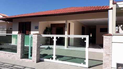 Excelente casa, 3 habitaciones con AC, WiFi, barbacoa, a 100m del mar.