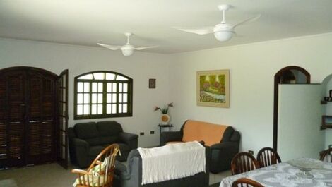 Townhouse with large area of ​​leisure-Guaratuba Condominium closed