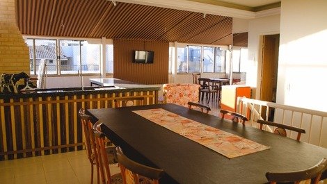 Sala segundo piso, com tv, mesa e churrasqueira com bancada em granito !!