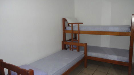 Quarto com 1 cama de casal, 1 beliche, 1 cama solteiro + colchão adicional
