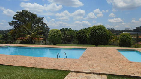 Duas piscinas em frente a casa