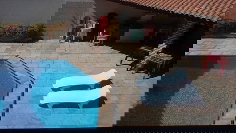 Piscina e deck vistos da varanda