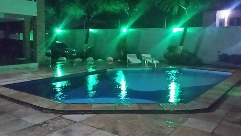 vista noturna da piscina
