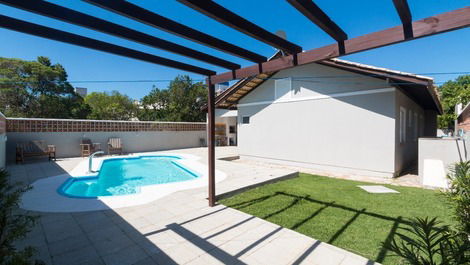 Casa de alto nivel con 4 suites y piscina en Mariscal! REF46