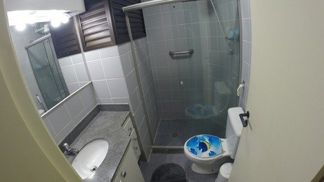 banheiro com barra para idoso