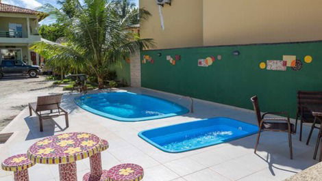 Residencial com 14 quartos, piscina, Wi-Fi, acomoda até 60 pessoas.