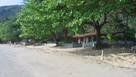 Alugo Casa de Praia Pé na areia em Ubatuba