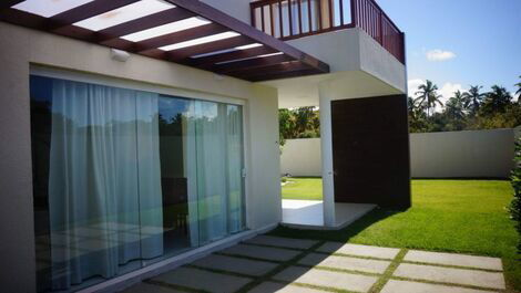 Casa com piscina em condomínio fechado moderno e de alto padrão.
