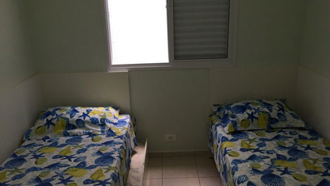 Quarto 1 - com duas camas de solteiro e uma cama auxiliar