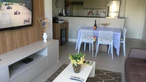 Sala de estar e de jantar com a cozinha ao fundo
