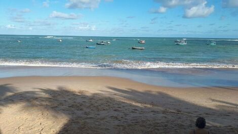 Praia em frente a casa.