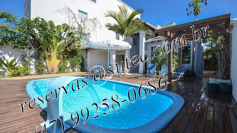 Linda casa 4 suites com piscina 100 metros da praia no Mariscal