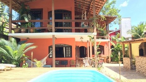 House in Camburizinho, near the beach, pool, deck and air conditioning.