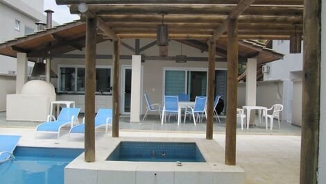 House w / Pool, Wifii and Gourmet Area in Riviera de São Lourenço