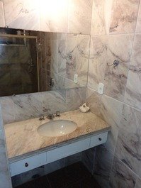banheiro suíte (andar de baixo)