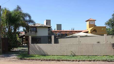 House w / private patio for 12 people in Rusty Beach